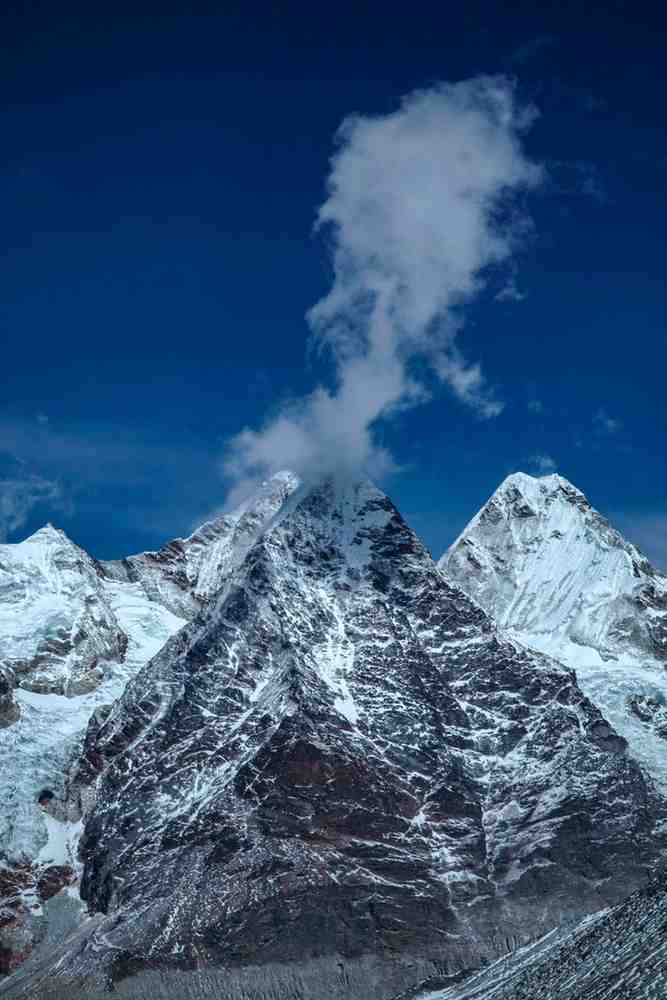 Snow-covered Himalayan mountains in Nepal with dramatic peaks, trekking trails, and breathtaking landscapes – top budget travel destination for hikers and adventure seekers.