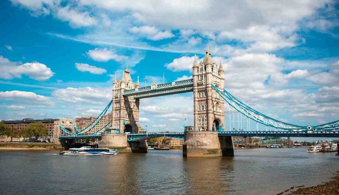 London Bridge over the River Thames with city views – historic UK landmark and budget-friendly attraction for travelers exploring London’s culture and history.