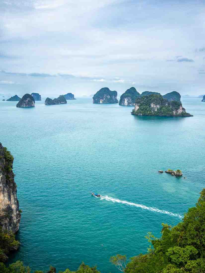 Tropical islands in Thailand with turquoise waters, limestone cliffs, and white sandy beaches – popular budget travel destination for adventure, relaxation, and island hopping.