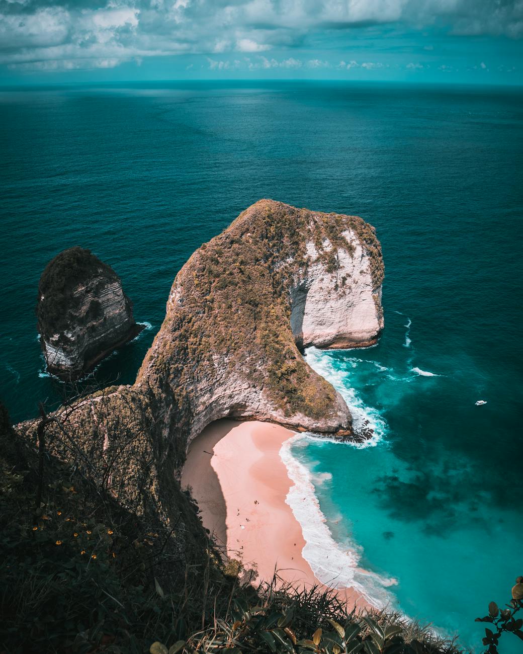 Kelingking Beach on Nusa Penida with cliffside views and turquoise waters