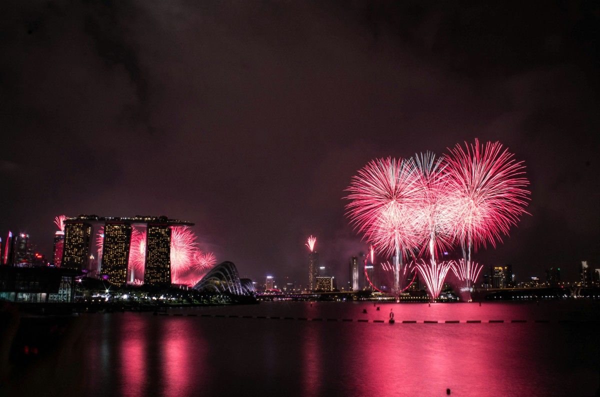 Singapore Marina Bay New Year's Eve 2026 fireworks display over water with drone light show and city skyline