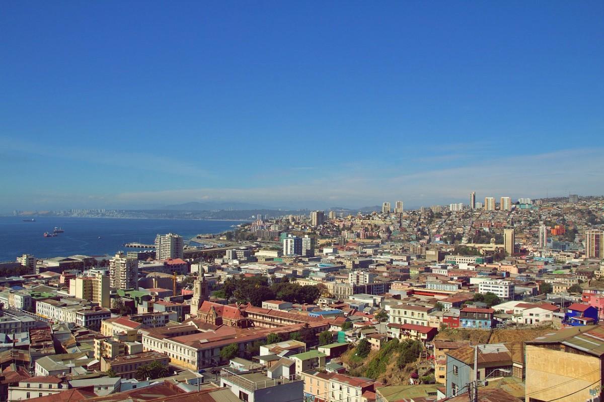 Brightly colored houses and historic funicular cable cars on the steep hills of Cerro Alegre in Valparaíso.