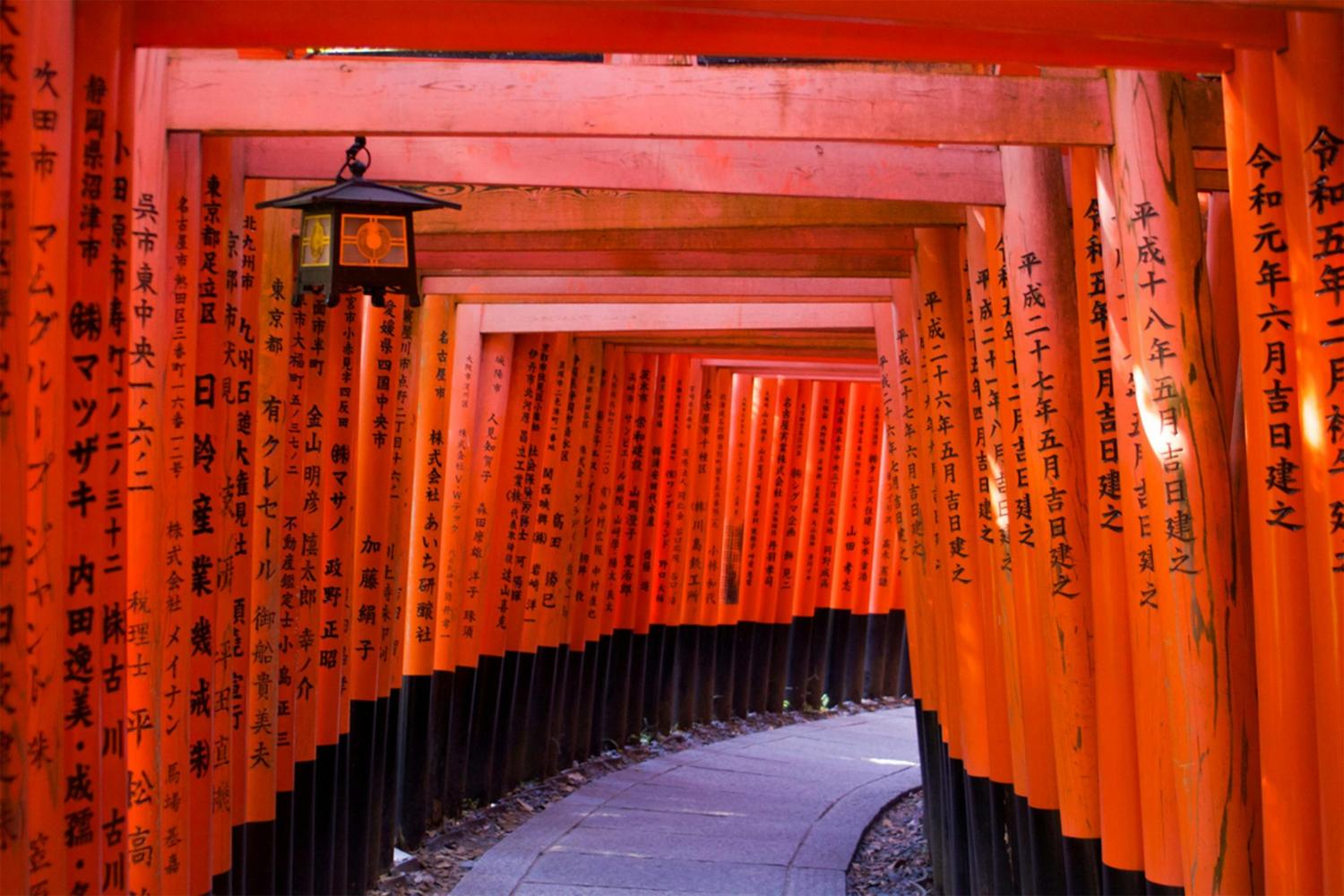 Metamong Ditto garden Fushimi Inari Shrine torii gates in Kyoto crowded with visitors during Japan Golden Week
